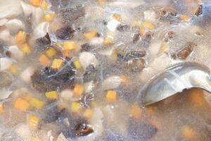 pollo sopa en un maceta con un cuchara, de cerca de foto