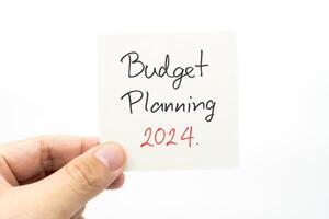 presupuesto planificación 2024 texto mensaje por mano escritura en papel nota. presupuesto planificación concepto. foto