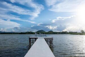 ver punto a ratchaburi. muelle y caballo estatua en el represa. foto