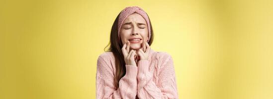 preocupado, nervioso tenso joven linda niña en rosado glamour venda, suéter, cruce dedos para bueno suerte, apretando dientes, cerca ojos, anticipando milagro, teniendo deseo, falto sueño ven cierto foto