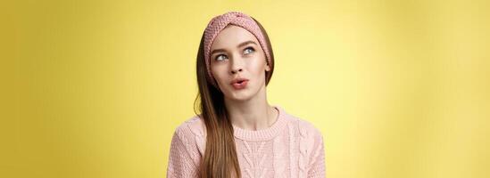 linda bonito tonto niña compartiendo Sueños y fantasías, soñador, pensando acerca de deseos, Hablando acerca de qué ella quiere, soñador mirando a Superior izquierda esquina considerado, plegable labios divertido foto