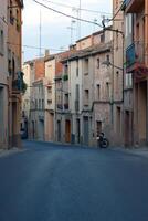 estrecho calle en el antiguo pueblo de cardona, España foto