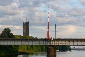 ver de el televisión torre a través de el daugava en riga en Letonia 1 foto