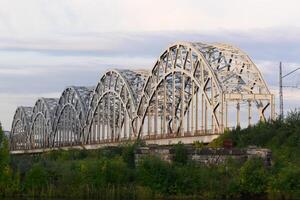 ferrocarril puente terminado el daugava río en rigi en Letonia 1 foto