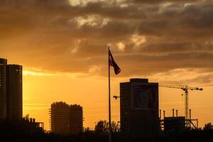 el mas grande bandera de Letonia en frente de el centrar de riga 2 foto