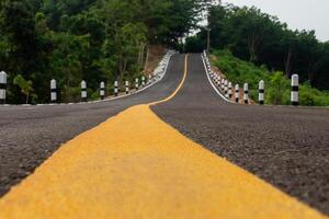 amarillo línea en el la carretera. foto