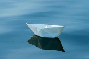 papel barcos en el agua. foto