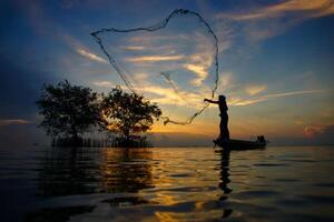 siluetas pescador lanzamiento pescar redes foto