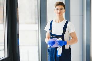 limpieza Servicio llegó a limpiar nuevo casa. trabajo duro hombre cuidadosamente limpiar ventana. lado ver foto