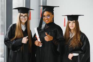 retrato de multirracial graduados participación diploma foto