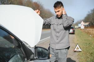 de cerca de un persona mano firma contrato con llaves en eso foto