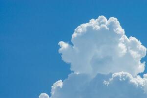 nube blanca en el cielo foto