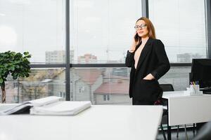 comienzo arriba de empresa, mujer líder el nuevo empresa seguro de sí mismo foto