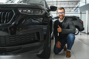 el joven hombre a el máquina foto