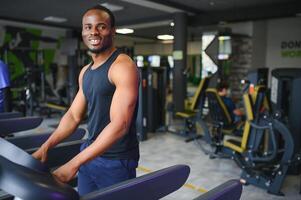 hombre corriendo en cinta de correr en el gimnasio foto