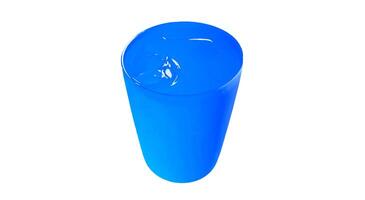azul el plastico vaso de frío agua con hielo aislado en blanco antecedentes. sediento, refresco y Bebiendo concepto foto