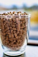 bolita para estufa o caldera en un vaso, comprimido madera gránulo foto