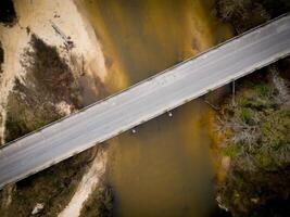 un puente terminado un río foto