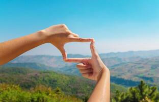 vista de encuadre de mano distante sobre la puesta de sol en la montaña foto