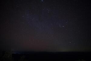 una estrella en el cielo con nubes foto