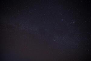 una estrella en el cielo con nubes foto