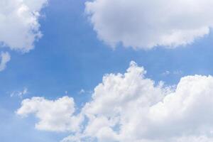 natural cielo hermosa azul y blanco textura antecedentes. azul cielo con nube. foto