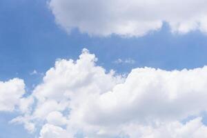 natural cielo hermosa azul y blanco textura antecedentes. azul cielo con nube. foto