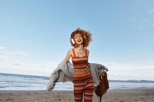 verano libertad por el mar. sonriente mujer disfrutando playa vacaciones foto