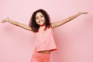 mujer estilo de vida encantador antecedentes blanco cara niña Moda retrato pelo pequeño pequeño estudio belleza foto