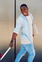 americano hombre Moda chico persona retrato alegre fuera de participación felicidad contento ciudad afro masculino foto