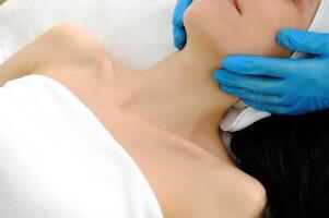 profesional cosmetóloga tratando clientela cuello foto