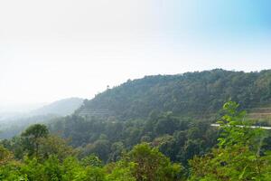 paisaje ver de montaña a Khao hundirse descanso detener uttaradit tailandia la carretera cortes mediante el montañas. debajo ligero de azul cielo. foto