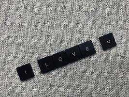 yo amor usted tipografía hecho con ordenador portátil teclado piezas foto