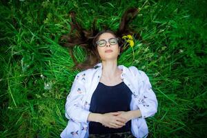 mujer en el parque, joven mujer en el jardín foto