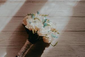 antecedentes con un ramo de flores de flores en blanco de madera tableros foto