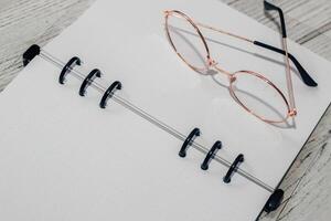 cuaderno con anillos, a cuadros hojas foto