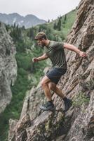 ai generado un de cerca lado ver de un hombre ascendente un rocoso montaña cima, revestido en salomon corriendo engranaje. foto