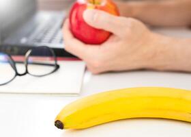 un sano bocadillo de Fruta en tu escritorio. sano comiendo concepto. de cerca. selectivo enfocar. foto