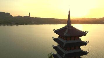 aérien vue de ancien pagode à le coucher du soleil dans neuf binh, vietnam video