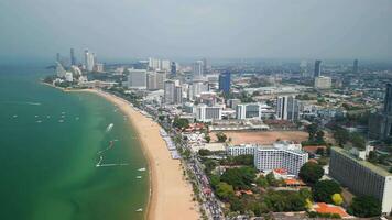 antenne visie van pataya's iconisch kustlijn en stad horizon, Thailand video