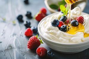 ai generado griego yogur con Fresco bayas y Miel, selectivo atención imagen foto