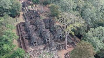 aéreo visualizar, majestoso cambojano templos, Angkor wat e banteay kdei dentro siem colher, capturando khmer herança com zangão video
