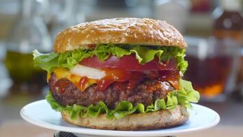 fresco appetitoso Manzo hamburger è rotante. delizioso hamburger con fresco iceberg cavolo, cipolle, pomodori e grigliato bistecca. rotante - veloce cibo, 4k filmato. video