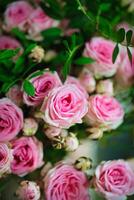 rosado rosas con verde hojas foto