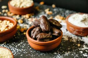 mesa con clasificado bochas lleno con nueces foto