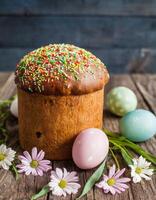 Pascua de Resurrección huevo Panettone un pan pastel antecedentes contento Pascua de Resurrección primavera fiesta tulipán foto