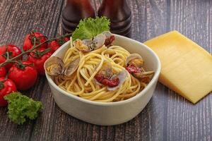 pasta con vongole y tomate foto