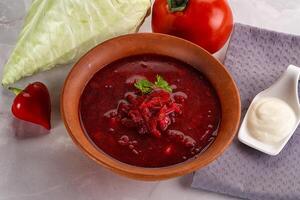 borsch sopa con repollo y raíz de remolacha foto