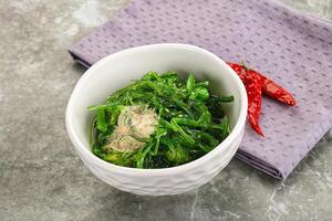 japonés tradicional chuka ensalada con sésamo foto