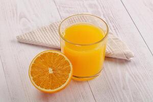 dulce Fresco naranja jugo en el vaso foto